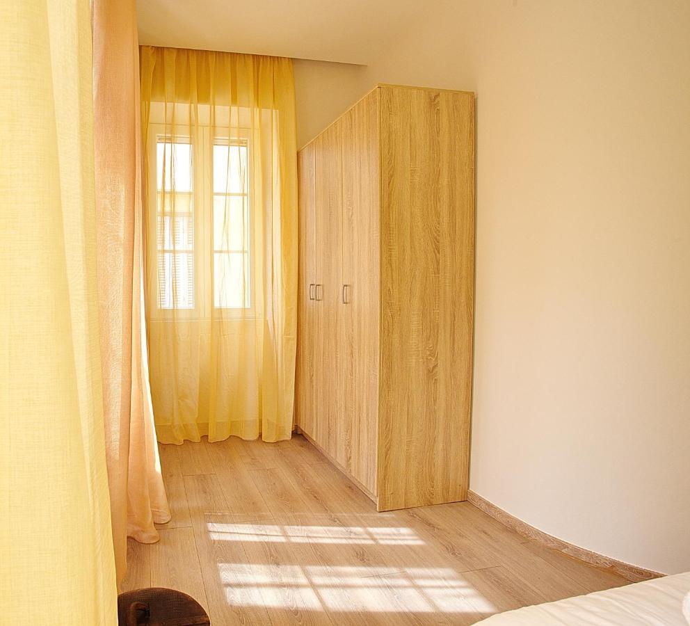 Liston Apartment *